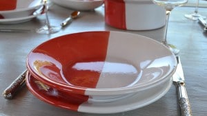 Assiette creuse sur assiettte plate Kerouan rouge et blanc